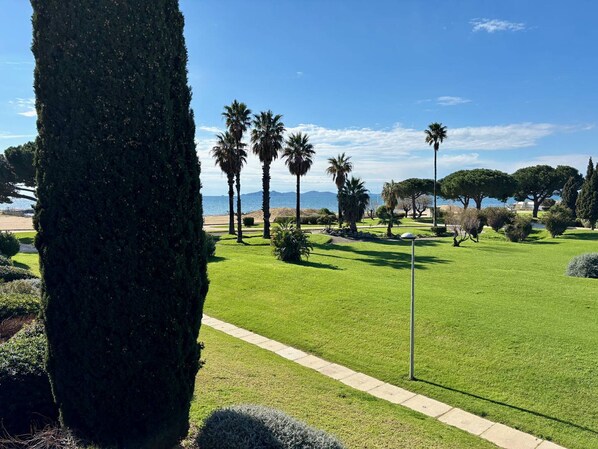 Property grounds - 2-Room Apartment with Sea View Loggia, Pets Allowed - La Londe-les-Maures (La Londe-les-Maures)