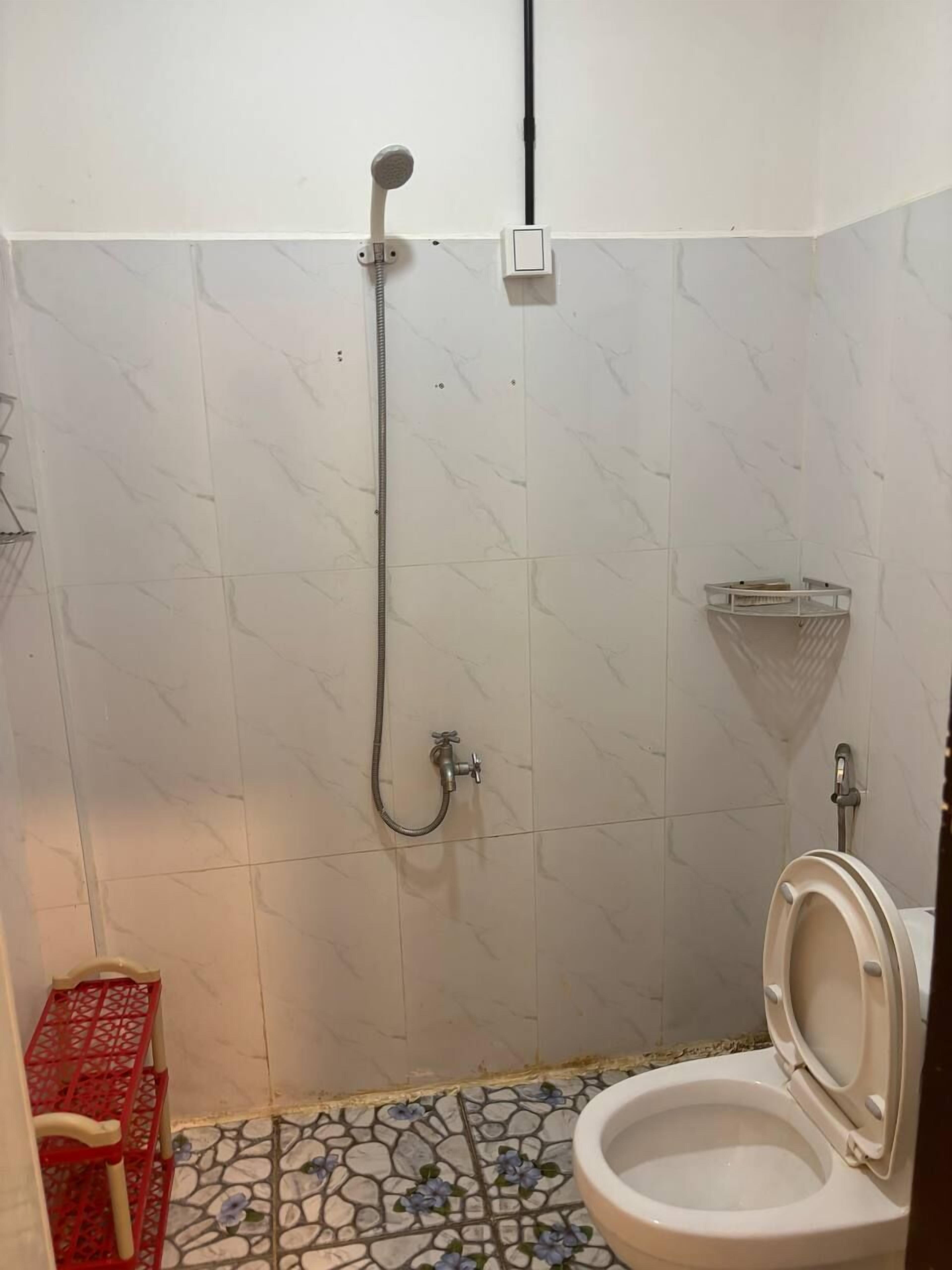 Basic Room | Bathroom