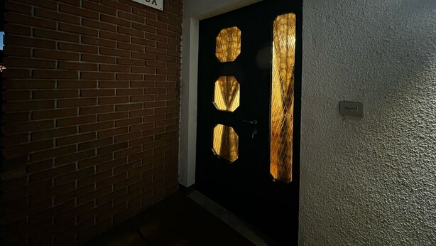 Un muro de ladrillo con un cartel que dice "Villa Gianfranca".