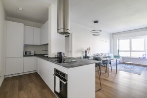 Apartment 3A | Zona de estar | Una televisión de pantalla plana