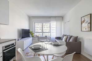 Apartment 3B | リビング エリア | 薄型テレビ