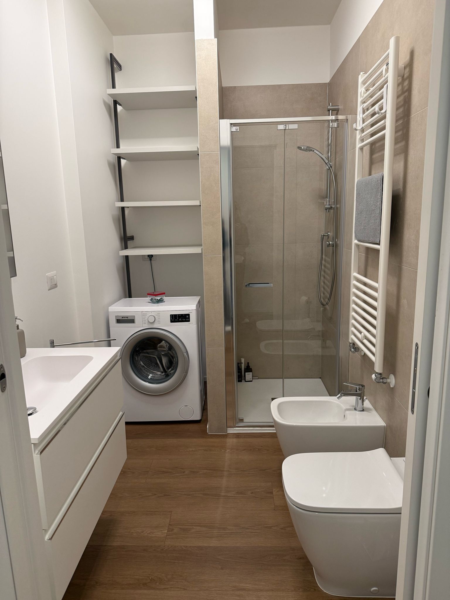 Apartment 3C | Bagno | Doccia, asciugacapelli, asciugamani, sapone