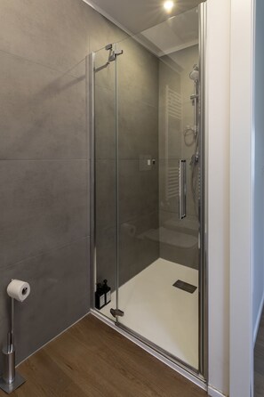 Apartment 3A | Bathroom | Shower, hair dryer, towels, soap - Le Barche66 Venice Apartments (Mestre)