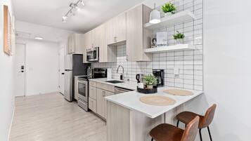 Kühlschrank, Mikrowelle, Ofen, Herdplatte