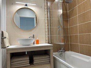 SĂšche-cheveux, serviettes fournies, savon, papier toilette