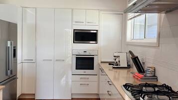 Microondas, horno, parrilla de estufa y lavavajillas