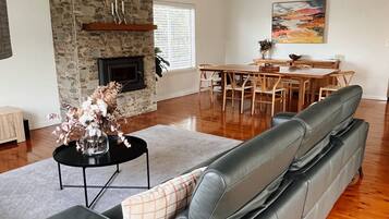 Smart TV, chimenea y monitor de computadora