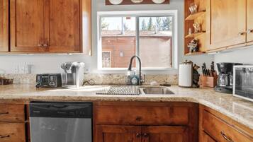 舒適小屋, 3 間臥室, 壁爐, 湖景 | 私人廚房 | 電冰箱、微波爐、烤箱、爐台