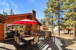 Comfort Cabin, 3 Bedrooms, Fireplace, Lake View | Terrace/patio