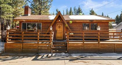 Lakeside Cottage - Charming Retreat