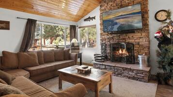 Comfort Cabin, 3 Bedrooms, Fireplace, Lake View | Living room | 49-inch Smart TV with digital channels, fireplace
