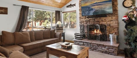 Comfort huisje, 3 slaapkamers, open haard, uitzicht op meer | Woonkamer | Een 49-inch smart-tv met digitale zenders en een open haard