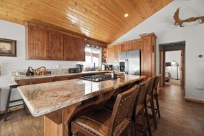 Cabaña Confort, 3 habitaciones, chimenea, vista al lago | Cocina privada | Refrigerador, microondas, horno y parrilla de estufa