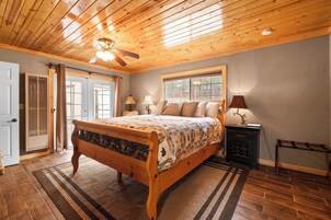 Comfort Cabin, 3 Bedrooms, Fireplace, Lake View | 3 bedrooms, individually decorated, individually furnished