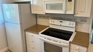 Coffee/tea maker, fridge, microwave, oven - 05 Standard Plus - Screened Lanai (Siesta Key)