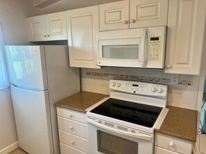 Coffee/tea maker, fridge, microwave, oven - 05 Standard Plus - Screened Lanai (Siesta Key)