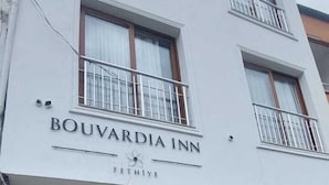 Ein Gebäude mit einem Schild für das „Bouvardia Inn“ und dem Logo „Fethiye“.