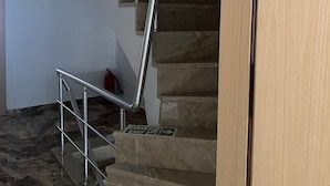 Eine Treppe mit Metallgeländern und einem Schild, das einen Ausgang weist.
