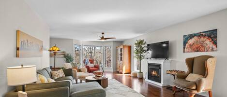 Televisión, chimenea y oficina