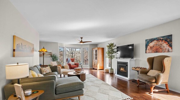 Televisión, chimenea y oficina 