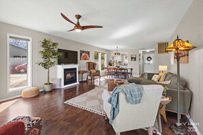 Televisión, chimenea y oficina 