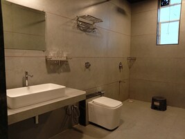 淋浴设施、吹风机、拖鞋、毛巾