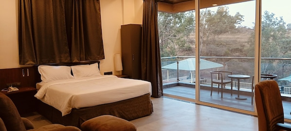 Chambre Double Luxe, balcon, vue montagne | Espace de travail pour ordinateur portable, fer et planche à repasser