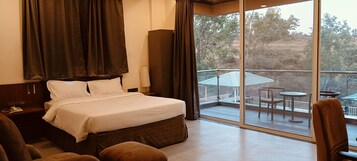 奢华双人房, 阳台, 山景 | 笔记本电脑工作区、熨斗/熨板、免费 WiFi