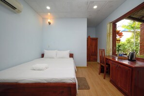 Habitación básica doble, vistas a la piscina | Wifi gratis y ropa de cama