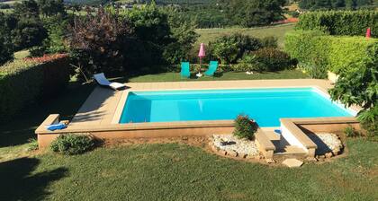 5 minutes from Sarlat, studio with swimming pool