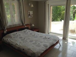 1 bedroom, WiFi, bed sheets - 5 minutes from Sarlat, studio with swimming pool (Marcillac-Saint-Quentin)