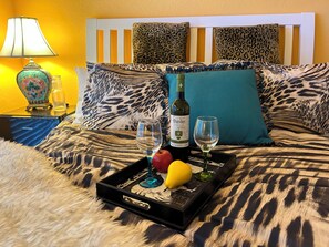 1 habitación, caja de seguridad en la habitación y escritorio 