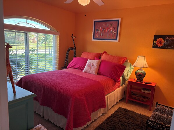 1 slaapkamer, een kluis op de kamer, een bureau