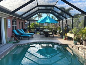 Een buitenzwembad en een verwarmd zwembad