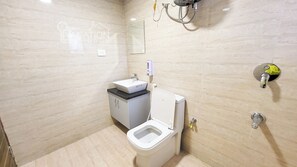 Een douche, handdoeken, zeep, toiletpapier