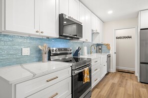 Een koelkast, een microgolfoven, een oven, een kookplaat