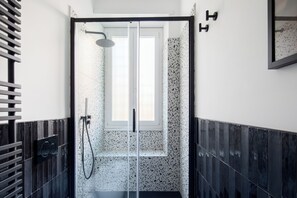 Shower, hair dryer, slippers, towels - Cereate Suites (Rome)