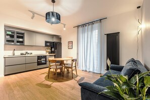 50-inch Smart TV with digital channels, streaming services - Cereate Suites (Rome)