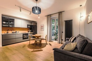 50-inch Smart TV with digital channels, streaming services - Cereate Suites (Rome)