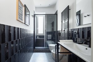 淋浴設備、風筒、拖鞋、提供毛巾