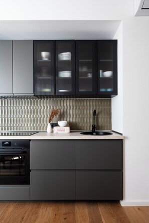 Réfrigérateur, micro-ondes, four, plaque de cuisson