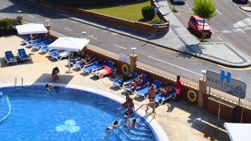 Een seizoensgebonden buitenzwembad