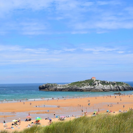 Una playa cerca, arena blanca. Playa Joyel Family rooms