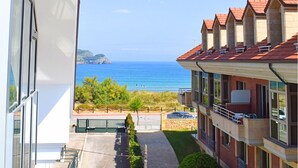 Ein mehrstöckiges Gebäude mit Blick auf das Meer.