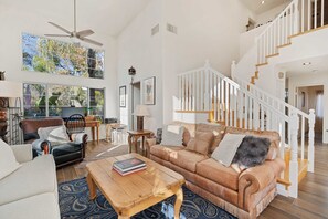 TV, caminetto, studio