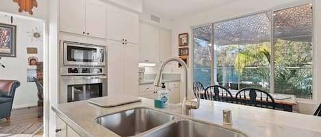 ثلاجة، ميكروويف، فرن، موقد طهي مسطح