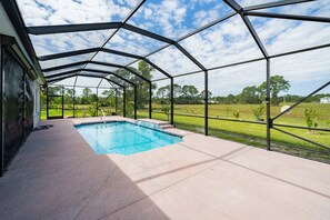 Una piscina techada, una piscina climatizada