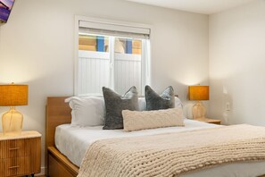 2 bedrooms, desk, iron/ironing board, WiFi - "The Famous Big Blue" #4- Sand +Views (San Diego)