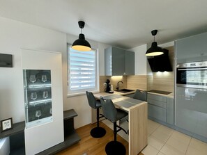 Refrigerador, horno, lavavajillas y cafetera y tetera