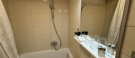 Séchoir à cheveux, serviettes fournies